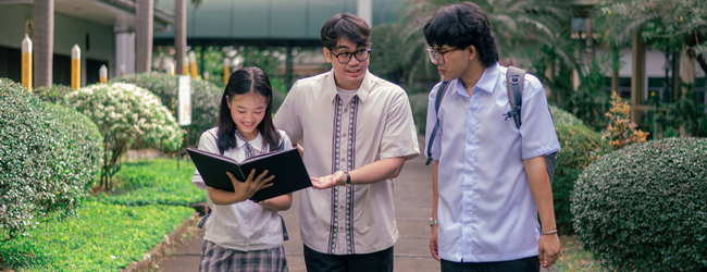 Studentswalkingcampus 2026