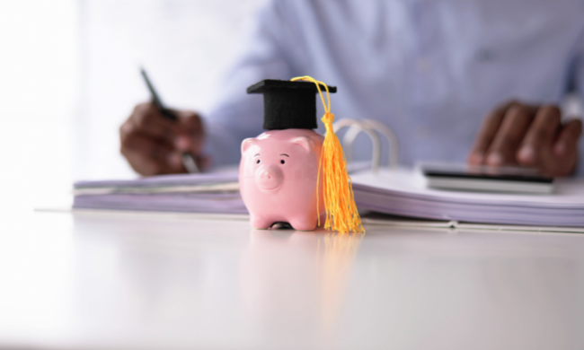 Piggybankwithgradcap 2024