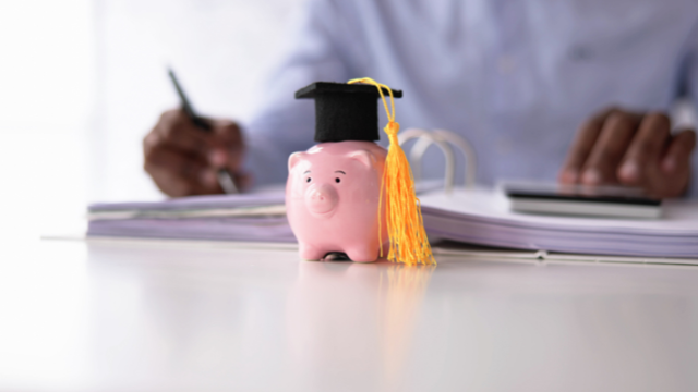 Piggybankwithgradcap 2024