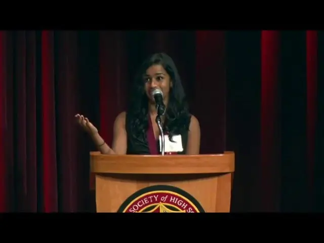 Girlatpodiujmspeakingtocrowd_2022